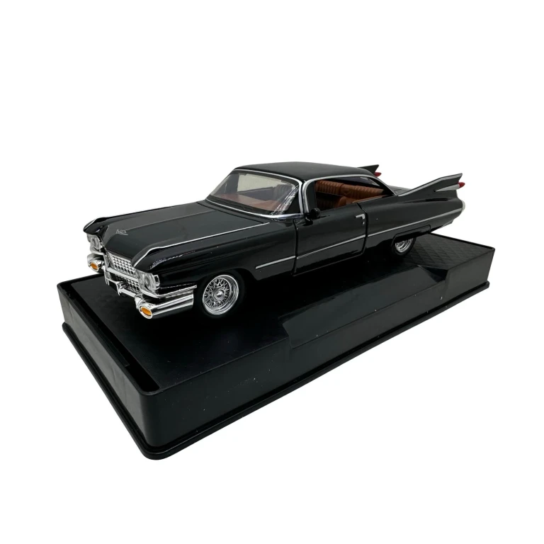 Aceasta macheta auto Cadillac Eldorado 1959 este o reproducere eleganta si impunatoare a celebrului model american clasic. Realizata din aliaj metalic de calitate, cu finisaj negru lucios si detalii cromate, macheta surprinde autenticitatea si rafinamentul masinii originale. Designul retro cu aripi spate proeminente, grila frontala masiva si elementele cromate ii confera un aspect luxos si impunator. Macheta dispune de usi care se deschid, capota si portbagaj functionale, iar interiorul detaliat reda atmosfera autentica a anilor ‘50. Aceasta macheta este ideala pentru pasionatii de automobile de epoca si pentru colectionarii care apreciaza frumusetea masinilor clasice. Recomandata pentru varsta de peste 6 ani, este atat o jucarie interactiva cat si o piesa de colectie. Caracteristici principale: Scara 1:32 Material aliaj metalic cu elemente din plastic rezistent Culoare neagra lucioasa cu detalii cromate Usi capota si portbagaj care se deschid Interior retro detaliat in stil Cadillac Eldorado 1959 Recomandata pentru varsta 6 ani+ Aceasta macheta Cadillac Eldorado 1959 neagra aduce eleganta clasica americana in colectia ta si este alegerea ideala pentru colectionari si pasionati de masini vintage.