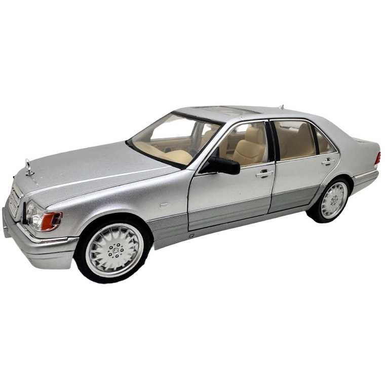 Macheta Mercedes-Benz W140 S320 Clasa S argintiu 1:24 metal cu lumini, sunete usi capota si portbagaj deschise