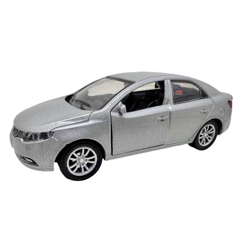 Macheta Kia Cerato Sedan Argintie 1:32 – lumini, sunete, usi deschise