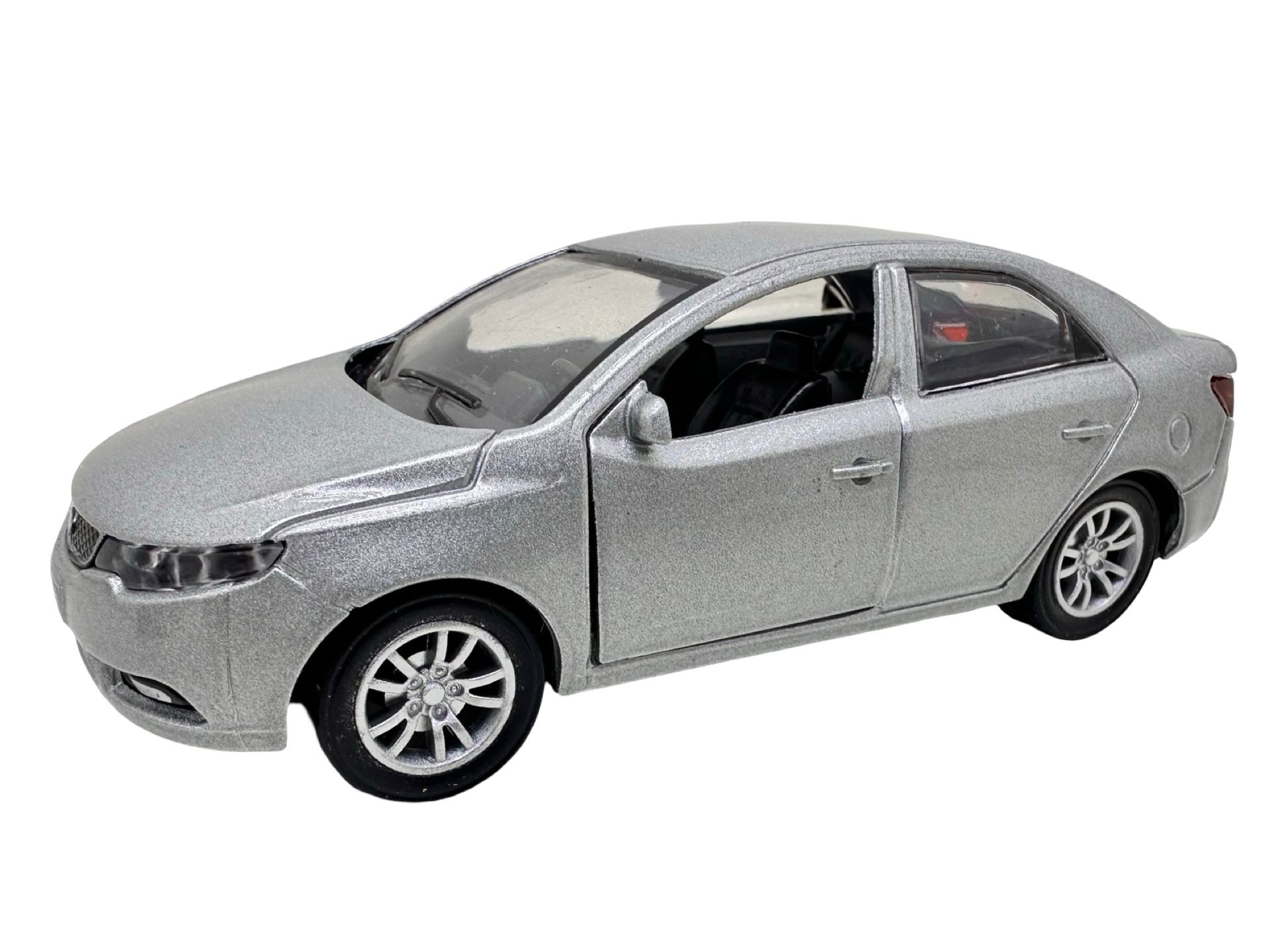 IMG-20251209-WA0004 Macheta Kia Cerato Sedan Argintie 1:32 – lumini, sunete, usi deschise