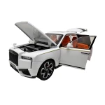 Macheta Rolls Royce Cullinan alb 1:24 replica metal lumini si sunete usi capota si portbagaj deschise