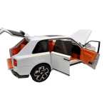 Macheta Rolls Royce Cullinan alb 1:24 replica metal lumini si sunete usi capota si portbagaj deschise - imagine 6