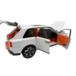 Macheta Rolls Royce Cullinan alb 1:24 replica metal lumini si sunete usi capota si portbagaj deschise - imagine 6