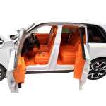 Macheta Rolls Royce Cullinan alb 1:24 replica metal lumini si sunete usi capota si portbagaj deschise - imagine 10