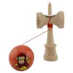 Kendama este un joc clasic japonez care dezvolta coordonarea, rabdarea si reflexele, fiind in acelasi timp extrem de distractiv. Acest model King Size vine cu un design colorat cu maimuta, atractiv pentru copii si adolescenti. Fabricata din lemn natural de calitate, kendama ofera un echilibru excelent si control mai bun, fiind ideala pentru invatarea trucurilor sau perfectionare. Caracteristici principale: Tip produs: kendama (joc de indemanare) Material: lemn natural + bila rezistenta Marime: King Size Bila colorata cu model maimuta Snur rezistent pentru siguranta in utilizare Design ergonomic pentru prindere usoara Ideala pentru trucuri si joc activ Componente: Maner (ken) Tepusa (spike) Cupa mare Cupa mica Cupa de baza Bila (tama) cu orificiu Dimensiuni aproximative: Inaltime: ~18 cm Recomandat pentru: Copii peste 3 ani Adolescenti si adulti Jocuri de indemanare si coordonare Avantaje: Ajuta la dezvoltarea coordonarii mana-ochi Stimuleaza concentrarea si rabdarea Reduce timpul petrecut pe telefon Cadou original si educativ