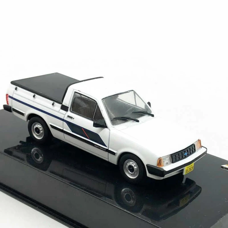Macheta Chevrolet Chevy 500 SL/E 1988 Scara 1:43 Edicola Metal Alb