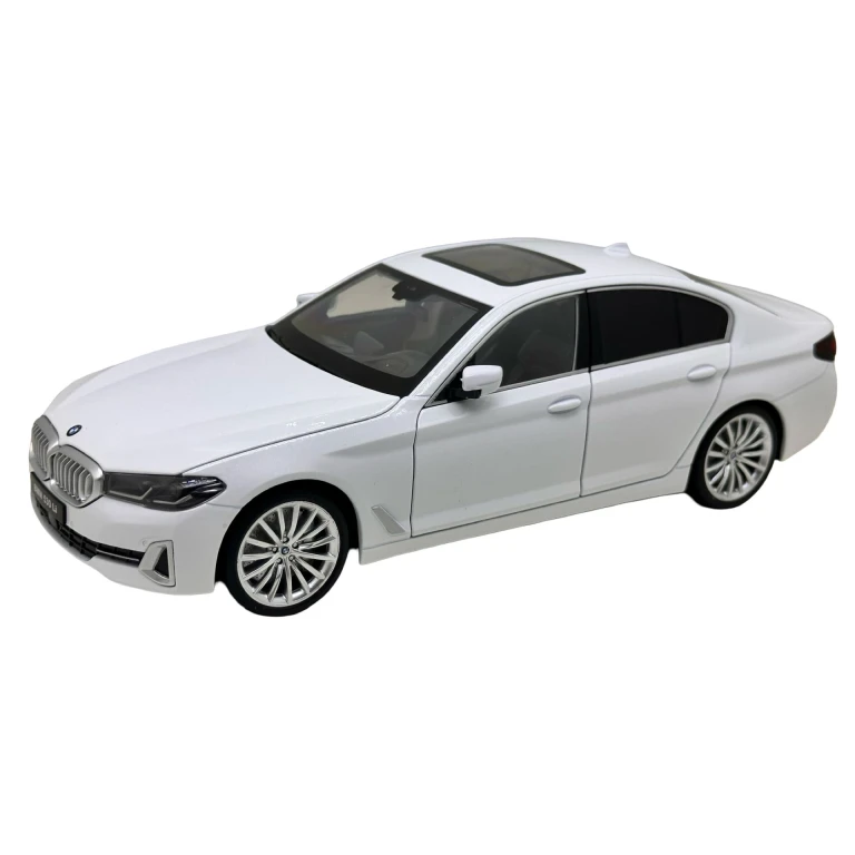 Macheta BMW G30 530Li LCI alb 1:18 metal licentiata BMW usi capota portbagaj functionale