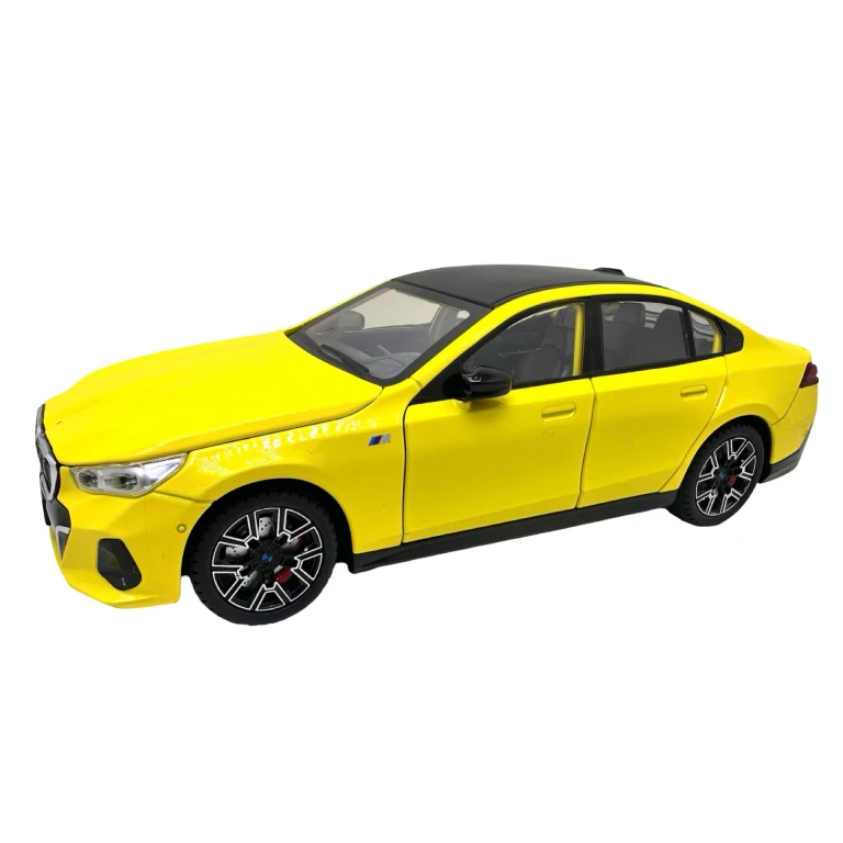 Macheta BMW Seria 5 530i G60 M Sport galben 1:24 metal lumini si sunete usi capota si portbagaj functionale