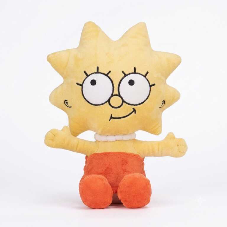 Jucaria de plus Lisa Simpson este alegerea perfecta pentru fanii indragitului personaj din familia Simpson. Realizata din material textil moale si placut la atingere, aceasta jucarie are un design vesel, cu ochi mari brodati, colier alb si rochita portocalie. Cu o inaltime de aproximativ 30 cm, jucaria este potrivita pentru joaca, decorarea camerei sau completarea unei colectii de personaje. Forma pufoasa si dimensiunea practica o fac usor de tinut in brate si de transportat. Caracteristici: Personaj: Lisa Simpson Inaltime: aproximativ 30 cm Material: plus moale Culoare predominanta: galben si portocaliu Detalii brodate Potrivita pentru joaca si colectie Varsta recomandata: 3 ani+ Jucaria de plus Lisa Simpson poate fi oferita cadou copiilor si fanilor serialului, fiind un personaj simpatic si usor de recunoscut.