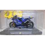 Macheta motocicleta 2004 Yamaha yzr-m1 colectia Valentino Rossi numarul 46 scara 1/18 - imagine 3