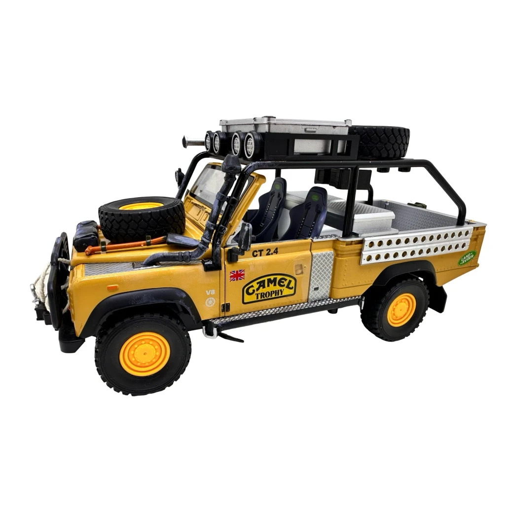 Machetă Land Rover Defender Camel Trophy 1:24 cu accesorii sunet lumini claxon și capotă funcțională