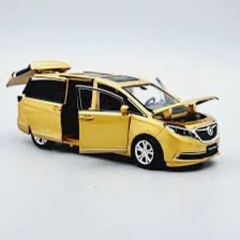Macheta auto Buick GL8 realizata la scara 1:32 cu finisaj auriu si interior detaliat. Modelul reproduce designul elegant al monovolumului Buick GL8 si dispune de mai multe elemente mobile pentru un plus de realism. Se pot observa capota cu deschidere usile fata mobile si hayonul spate rabatabil. Caracteristici: - Model: Buick GL8 - Scara: 1:32 - Producator: Ta Wino - Culoare: auriu - Caroserie die-cast - Capota cu deschidere - Usi cu deschidere - Hayon cu deschidere - Interior detaliat - Plafon panoramic - Jante realiste - Ambalaj original cu fereastra transparenta - Potrivita pentru colectie sau cadou
