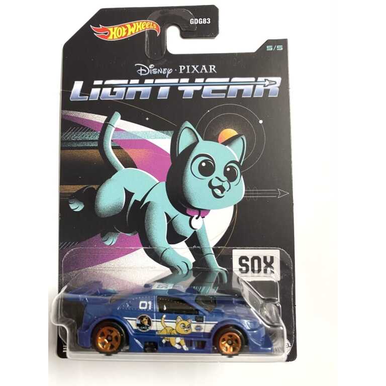 Masinuta de colectie Hot Wheels Disney Pixar Lightyear, inspirata de personajul Sox din filmul Lightyear. Modelul are un design sportiv, finisaj albastru, roti cu aspect metalic si grafica tematica Sox aplicata pe caroserie. Ambalajul original Hot Wheels Disney Pixar completeaza aspectul de colectie. Caracteristici: - Brand: Hot Wheels - Colectie: Disney Pixar Lightyear - Personaj: Sox - Scara aproximativa: 1:64 - Culoare predominanta: albastru - Grafica tematica Sox - Roti cu finisaj metalic - Ambalaj original tip blister - Model 5/5 din serie - Potrivita pentru colectie sau cadou