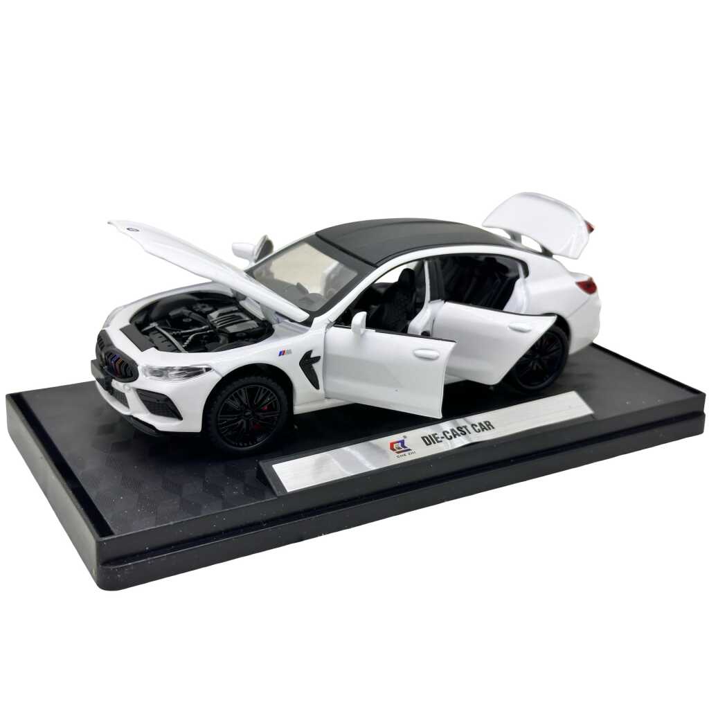 Macheta metalica BMW M8 Competition alb scara 1:32 cu usi capota si portbagaj mobile