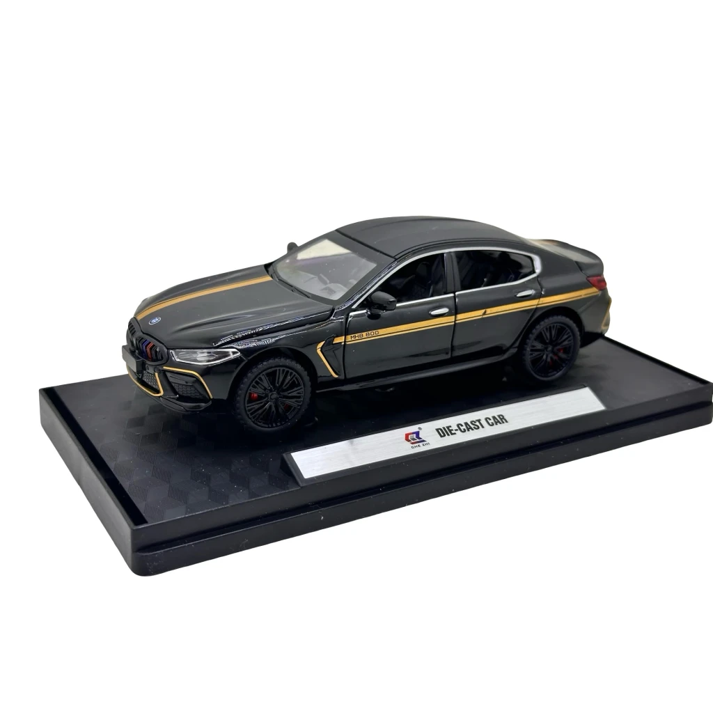 Macheta metalica BMW M8 Competition negru cu auriu scara 1:32 cu usi capota si portbagaj mobile